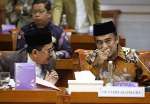 Menteri Agaman Fachrul Razi (kanan) berbincang dengan Wakil Menteri Agama Zainut Tauhid dalam rapat kerja dengan Komisi VIII DPR, di Gedung Nusantara II, Senayan, Jakarta, Kamis (7/11/19). Rapat membahas program kerja Kementrian Agama dan isu-isu aktual lainnya. FOTO: (HENDRA EKA/ JAWA POS)