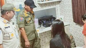 Petugas Pol PP, saat mengamankan penyakit masyarakat di salah satu apartemen di Kota Depok. Radar Depok