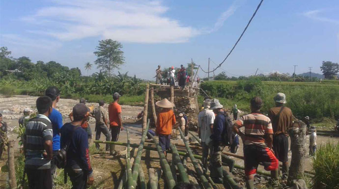 Jembatan Putus Warga Tiga Kampung Di Tanjungsari Terisolir