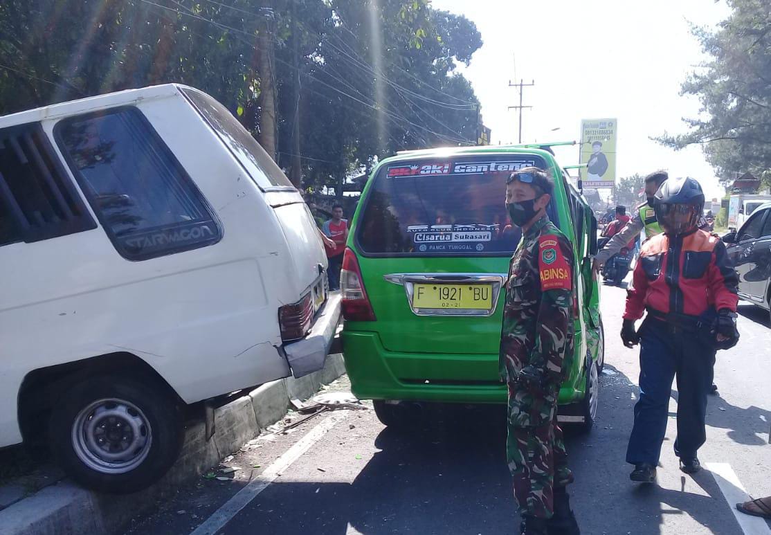 Belok Sembarangan, Tiga Kendaraan Saling Tabrak Di Puncak