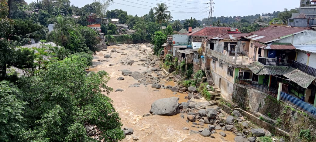 Warna Air Sungai Ciliwung Berubah Cokelat Pekat