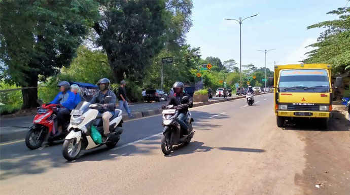 Bahayakan Pengendara Tertibkan Truk Parkir Di Badan Jalan Raya Bogor